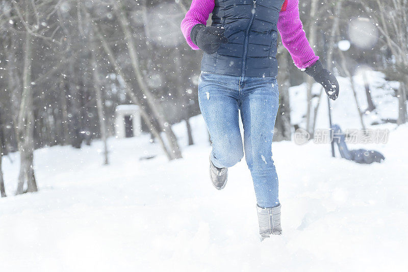 女人在雪地上奔跑