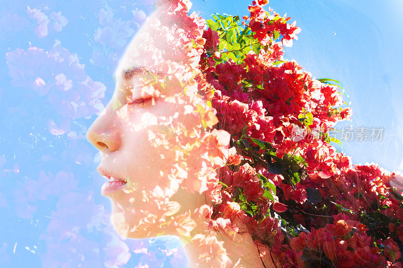 一张闭着眼睛的自然美人的双重曝光照片，在蓝天的映衬下，她的头发上似乎长出了粉红色的九重蔷薇花