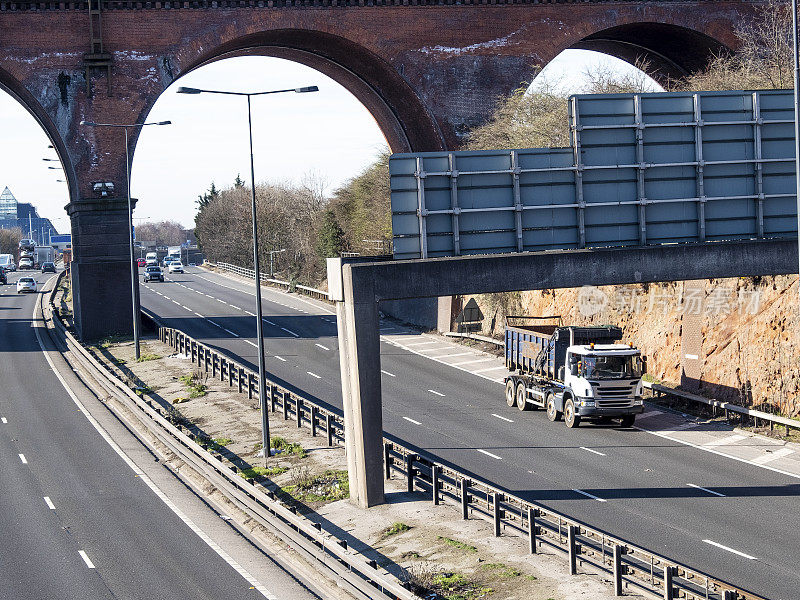 英国高速公路上的废金属运输车