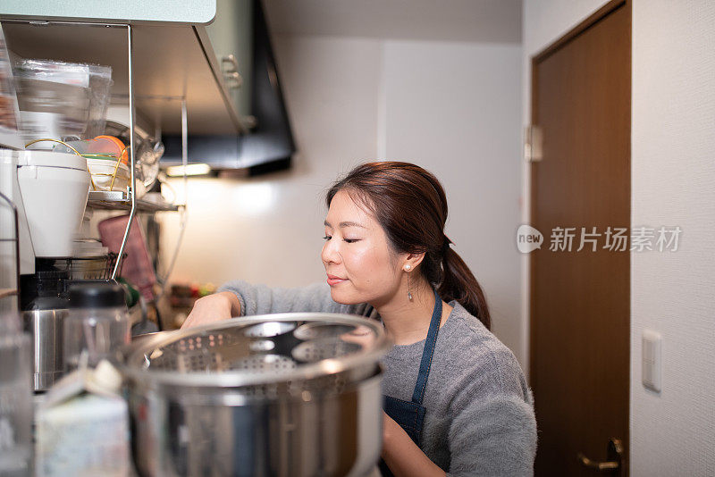 在厨房做饭的女人