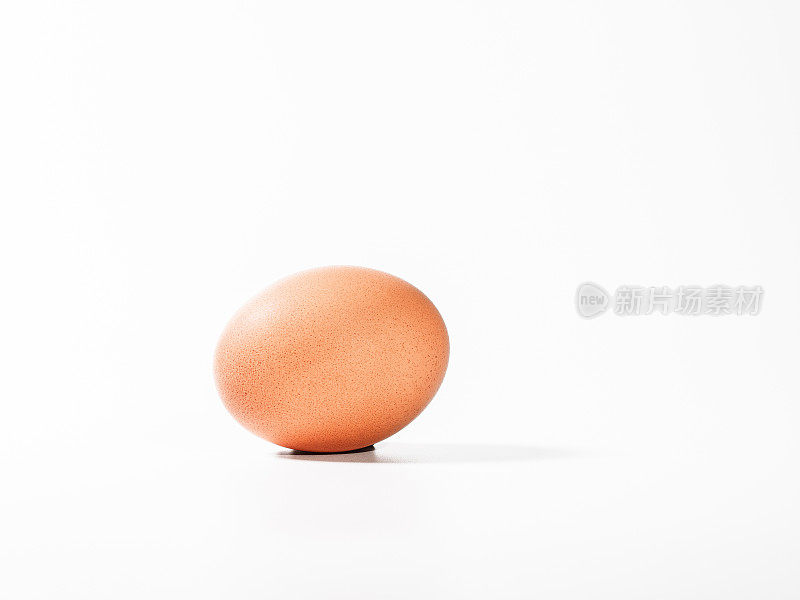 一个棕色的鸡蛋