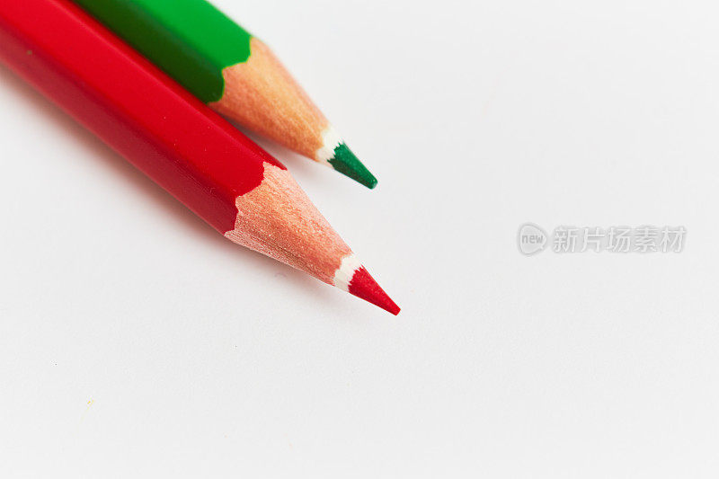 两支铅笔在白色的对角线上