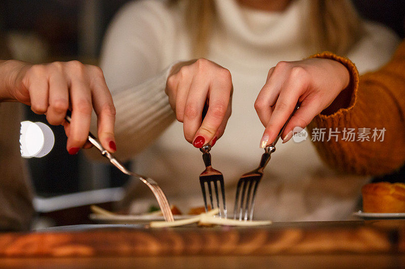 女性完成午餐