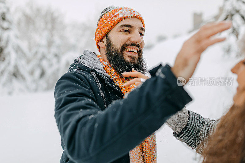 夫妇俩在雪中玩耍