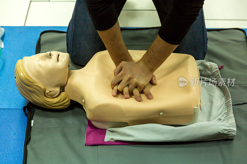 在急救课上对假人使用CPR技术