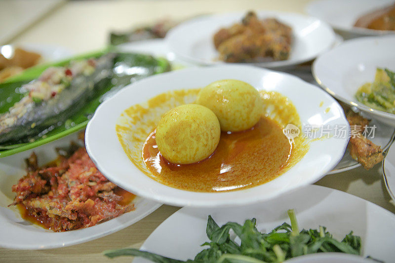 蛋煮咖喱，巴东纳西，巴东的传统食物，西苏门答腊岛，印度尼西亚