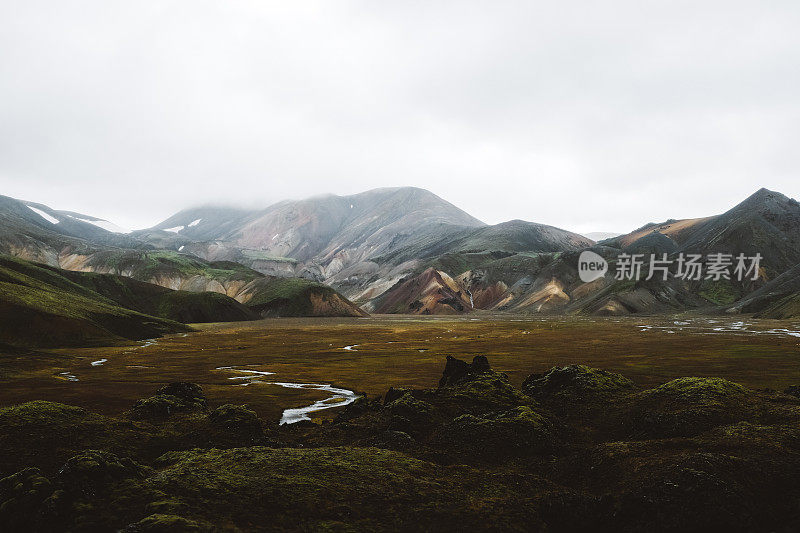 冰岛高地Landmannalaugar山谷的大雾清晨