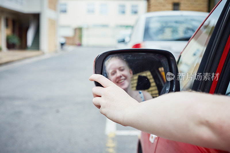 微笑的女人司机调整后视镜