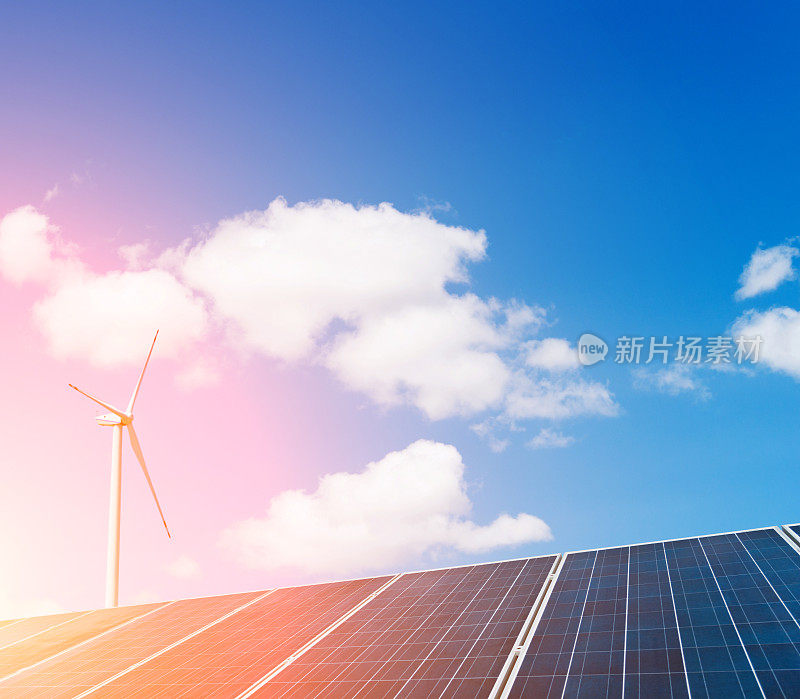 蓝天下的风力涡轮机和太阳能电池板