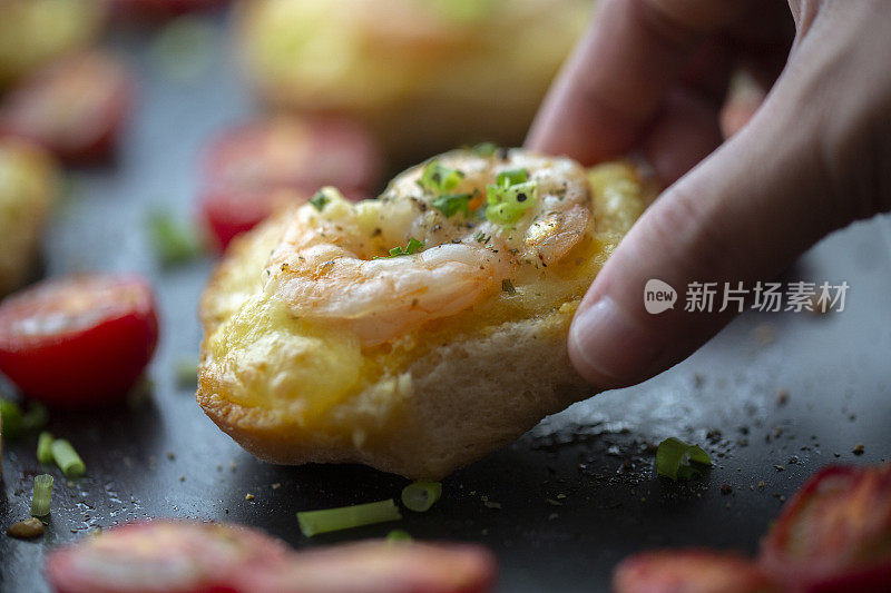 自制健康早餐:烤虾、芝士吐司和樱桃番茄