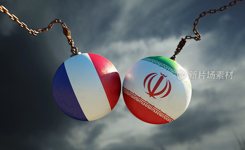 破坏球纹理与法国和伊朗国旗在黑暗的暴风雨天空