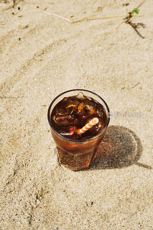 在一个炎热阳光明媚的夏日，在纽基菲斯特拉海滩的沙丘上喝一杯冰黑咖啡。