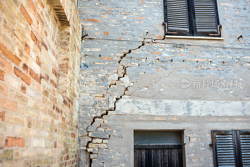 意大利建筑，马尔凯:地震损坏的建筑在蒙特鲁蓬