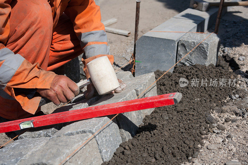 建筑工地上的花岗岩限制物