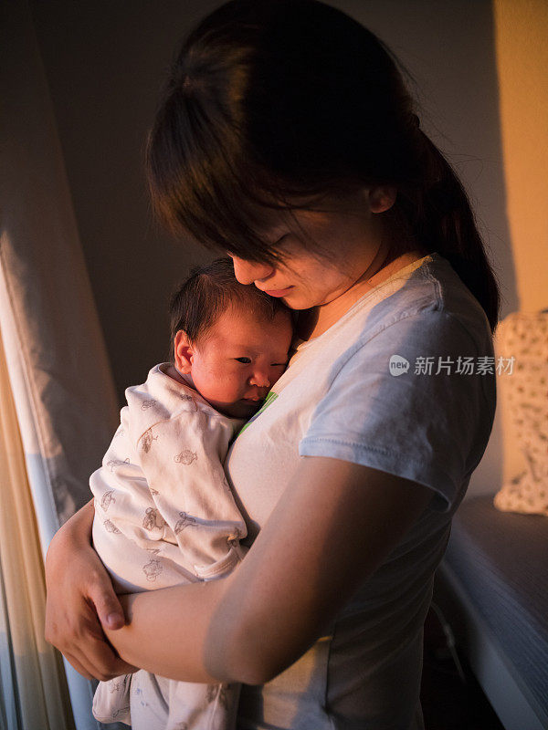母亲和女婴在手里