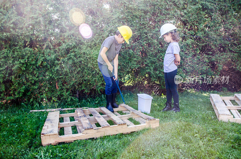 两个孩子在玩木托盘