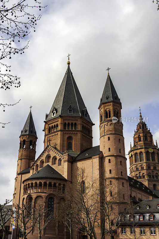 拥有1000年历史的美因茨大教堂——最初是一座罗马天主教教堂——位于德国美因茨的历史悠久的市场广场附近，现在是美因茨主教的圣教院所在地。