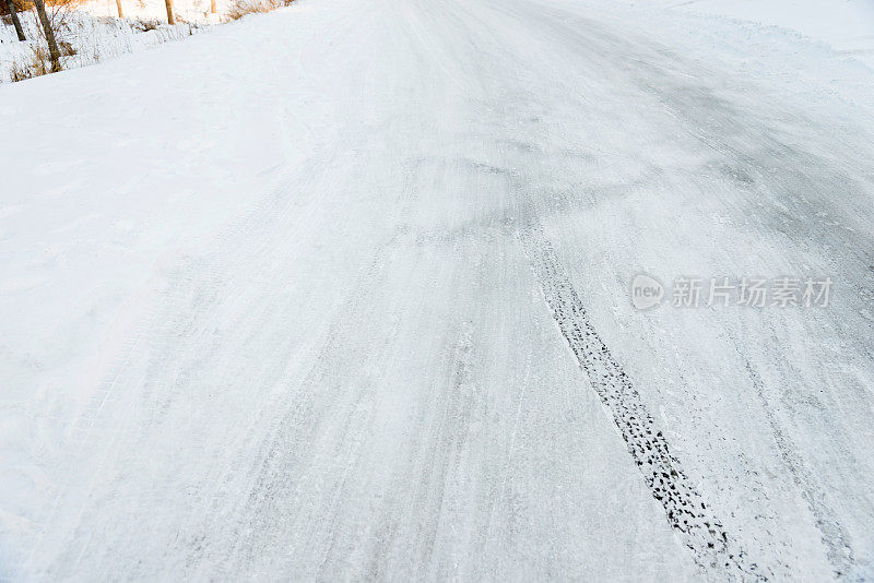 雪地上的车胎痕迹