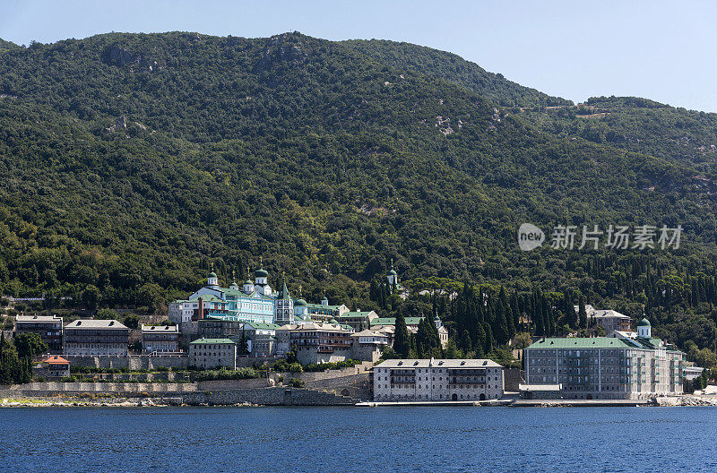 从希腊哈尔基迪基阿索斯的海上俯瞰圣潘特莱蒙修道院