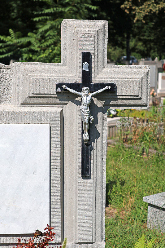 十字墓碑在墓地