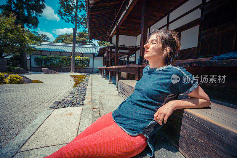 白种女人放松在寺庙花园