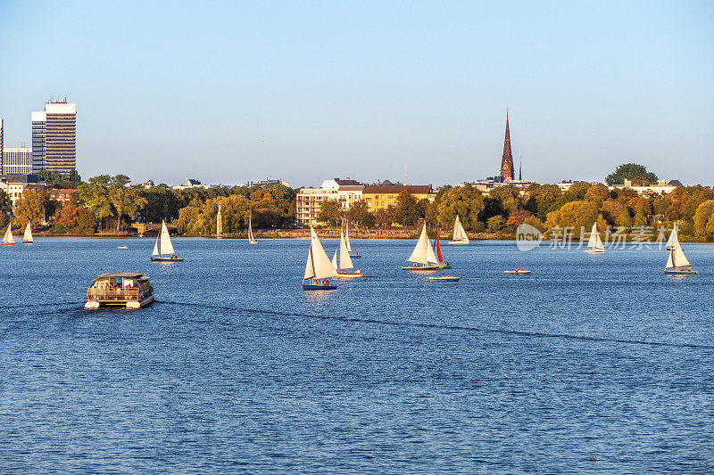 在一个阳光明媚的夏天，帆船上的汉堡Aussenalster