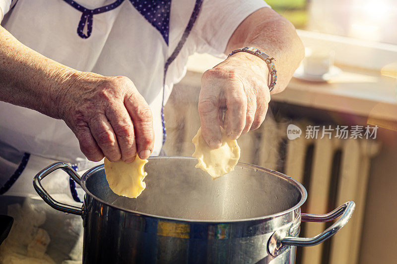 老太太把饺子扔进沸水里