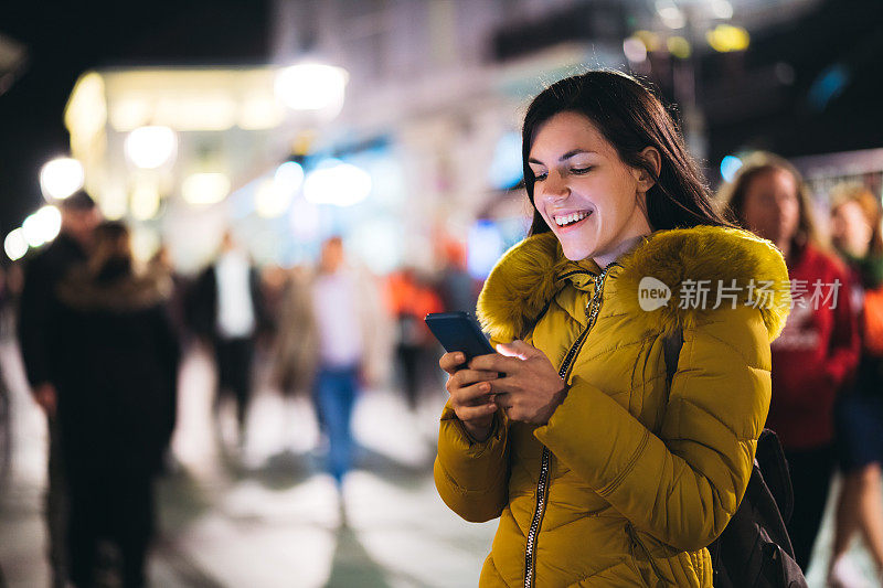 在街上打电话的女人