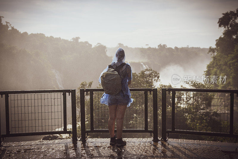穿着雨披的游客在巴西伊瓜苏瀑布