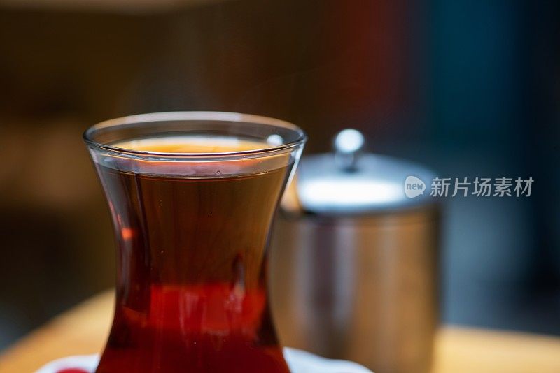 玻璃杯装的土耳其茶