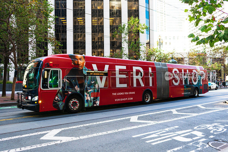 零售网上购物网站Verishop广告在城市街道上的MUNI巴士