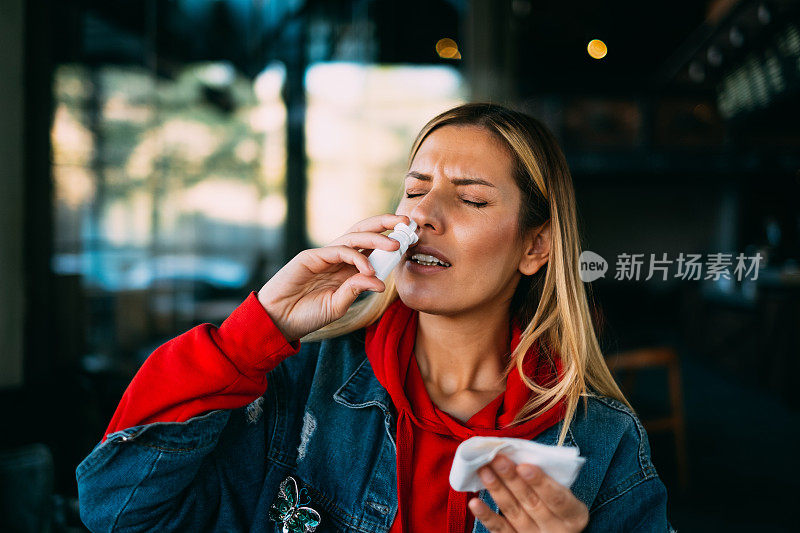 女病人使用鼻喷雾剂