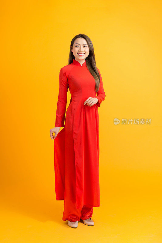 微笑的女人站在越南传统服装