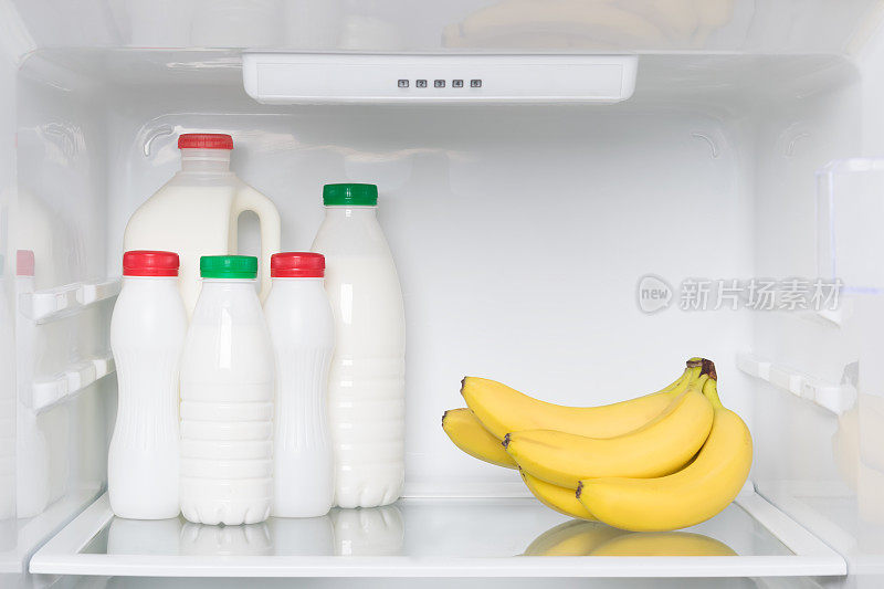 冰箱的架子上放着酸奶和瓶装牛奶，还有香蕉，简单的早餐