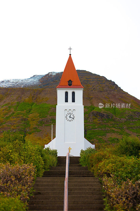 Siglufjörður，冰岛:20世纪红白教堂