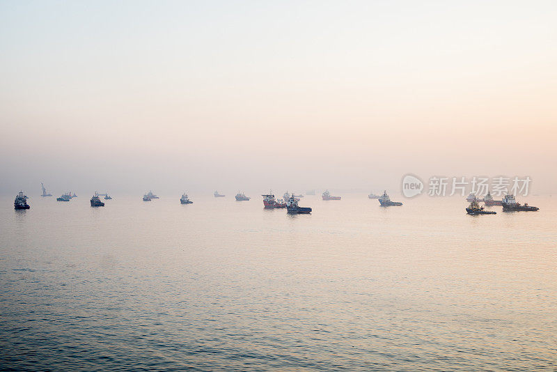 日落时分，商业船只停泊在孟买附近。