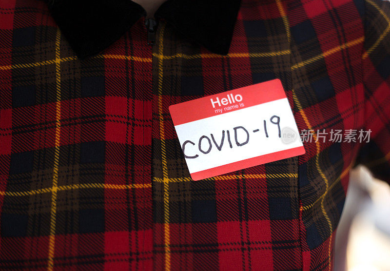 社交距离:标签上写着“COVID-19!”女人的胸部