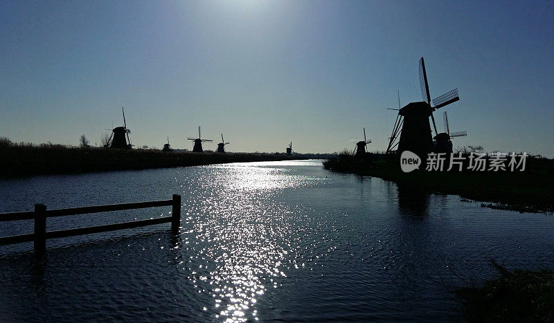 在背光构图中的Kinderdijk。