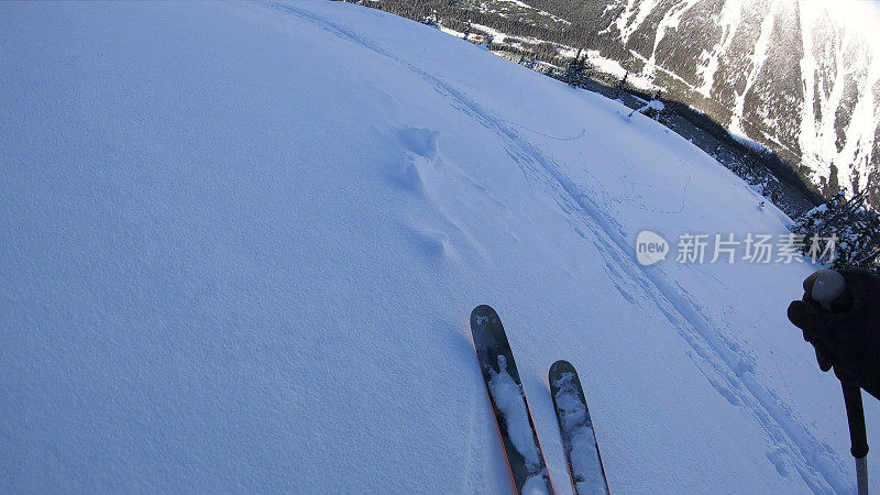 第一人称视角POV背国家滑雪下山高山斜坡