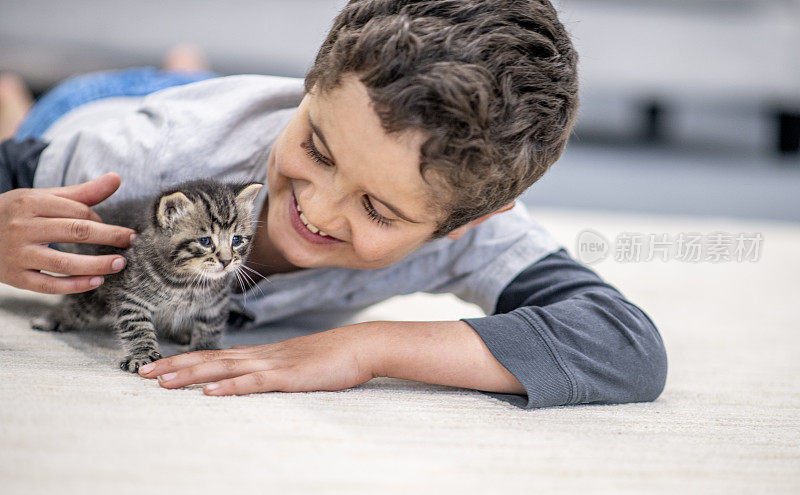 小男孩和他的小猫。