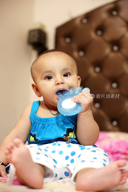 婴儿嚼着消毒水