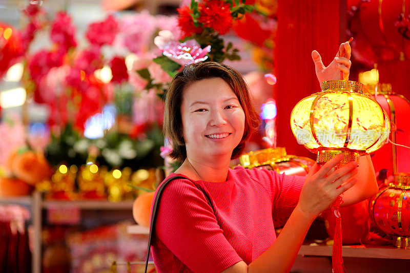 中国新年:购买装饰品和装饰品