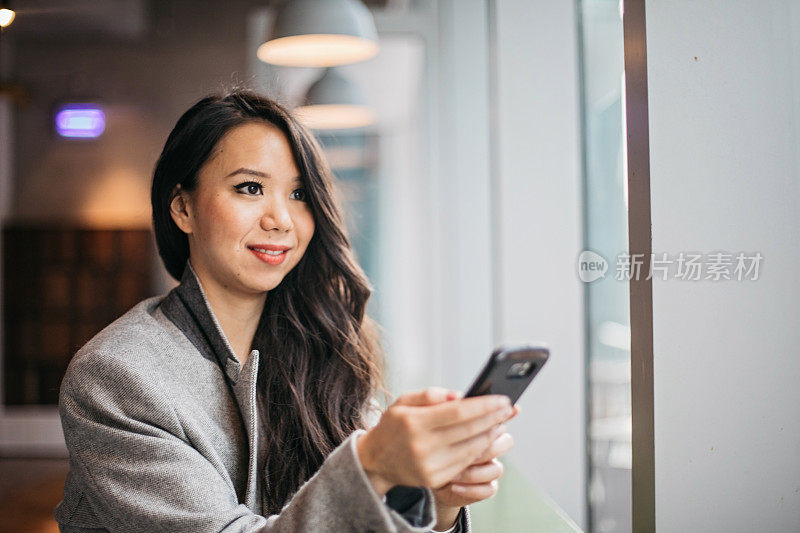 女人使用电话