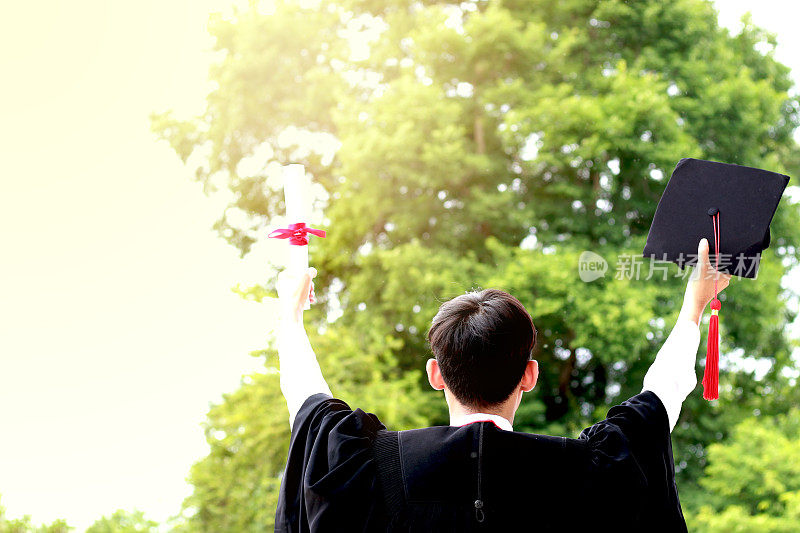快乐毕业的学生手拿黑帽和证书完成大学学业，概念毕业日