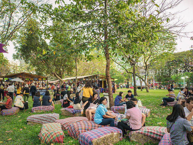 2019年泰国隆菲尼中央公园旅游节上的游客。朗菲那公园是泰国曼谷市的中央公园