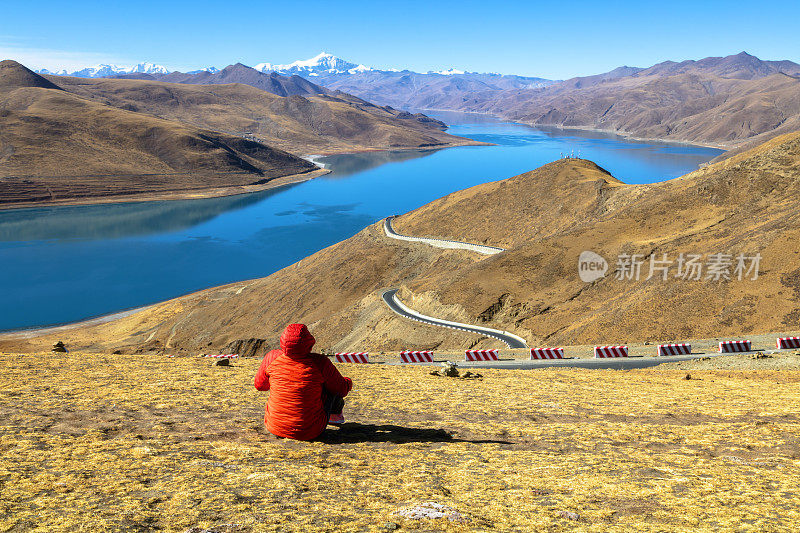 坐在山上的女性徒步旅行者