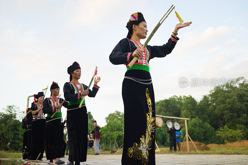 越南河内——2015年11月15日:在越南东模村，少数民族在表演传统的祈雨舞蹈