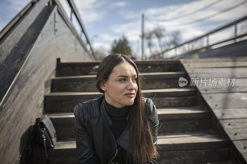 楼梯上一个年轻漂亮女人的肖像