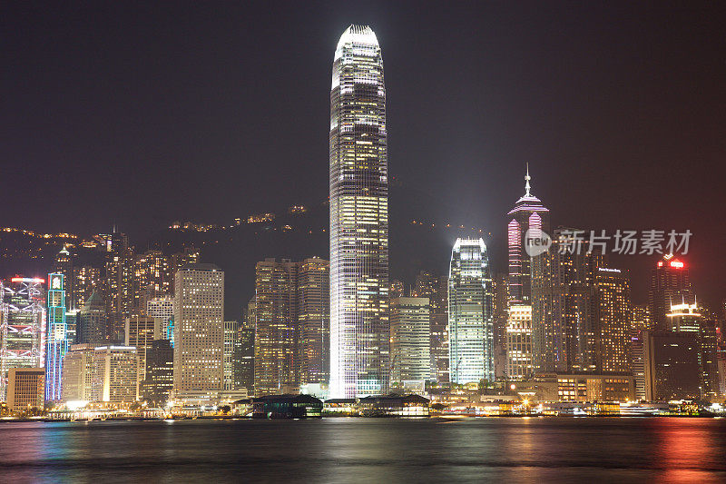 晚上的香港维多利亚港天际线