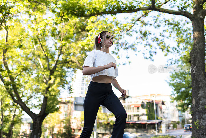 一个听音乐的运动女性的肖像。防毒面具和运动